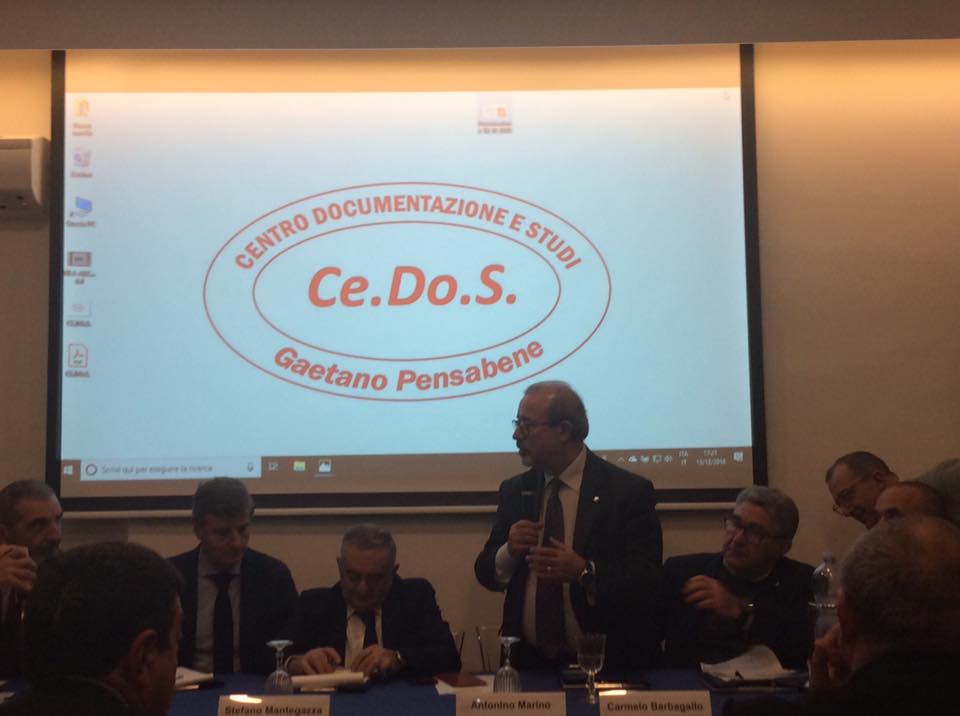 La sala del Ce.Do.S. durante l'inaugurazione, con il logo del Centro proiettato alle spalle dei relatori