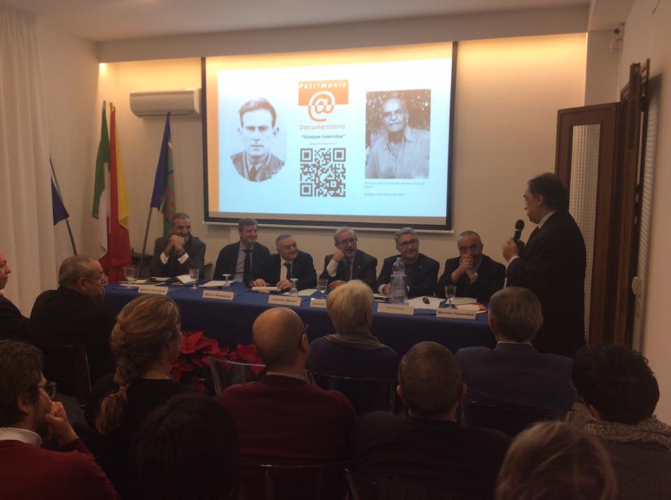 Il tavolo dei relatori e il pubblico in sala